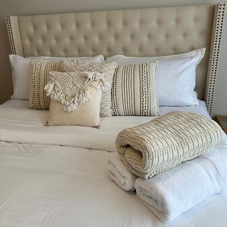 The Stay Lounge Отава Екстериор снимка